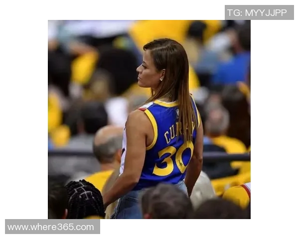 伊森赛前接受妈妈心理辅导命中五记三分助球队获胜表现出色